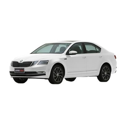 Bom preço. SKODA OCTAVIA Automóvel de combustível automático de luxo com características de luxo on-line