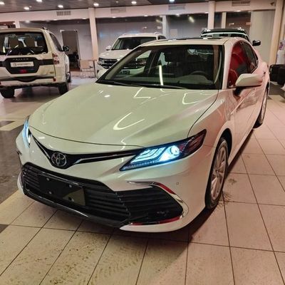 Bom preço. 2024 Toyota Camry 2.5Q Twin Engine 2.5HQ Carro híbrido a gasolina GAC 2WD com ajuste manual Espelho retrovisor on-line